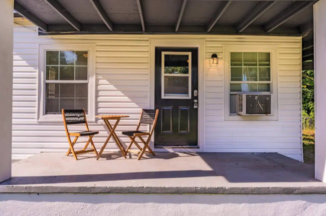 Building Photo - recently updated 2bd 1 bath w. studio + ba...