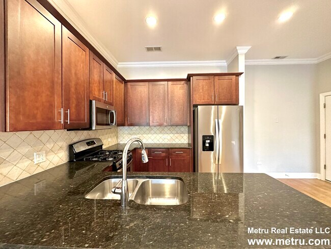Building Photo - 4651 N Greenview Ave