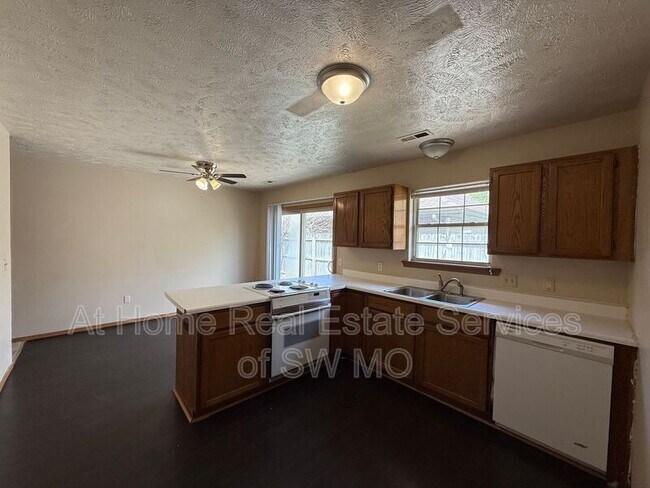 Building Photo - 1021 W Edgewood St