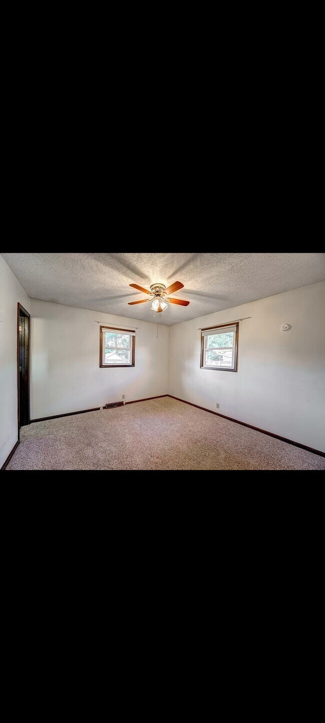 Building Photo - 420 Venus Ave
