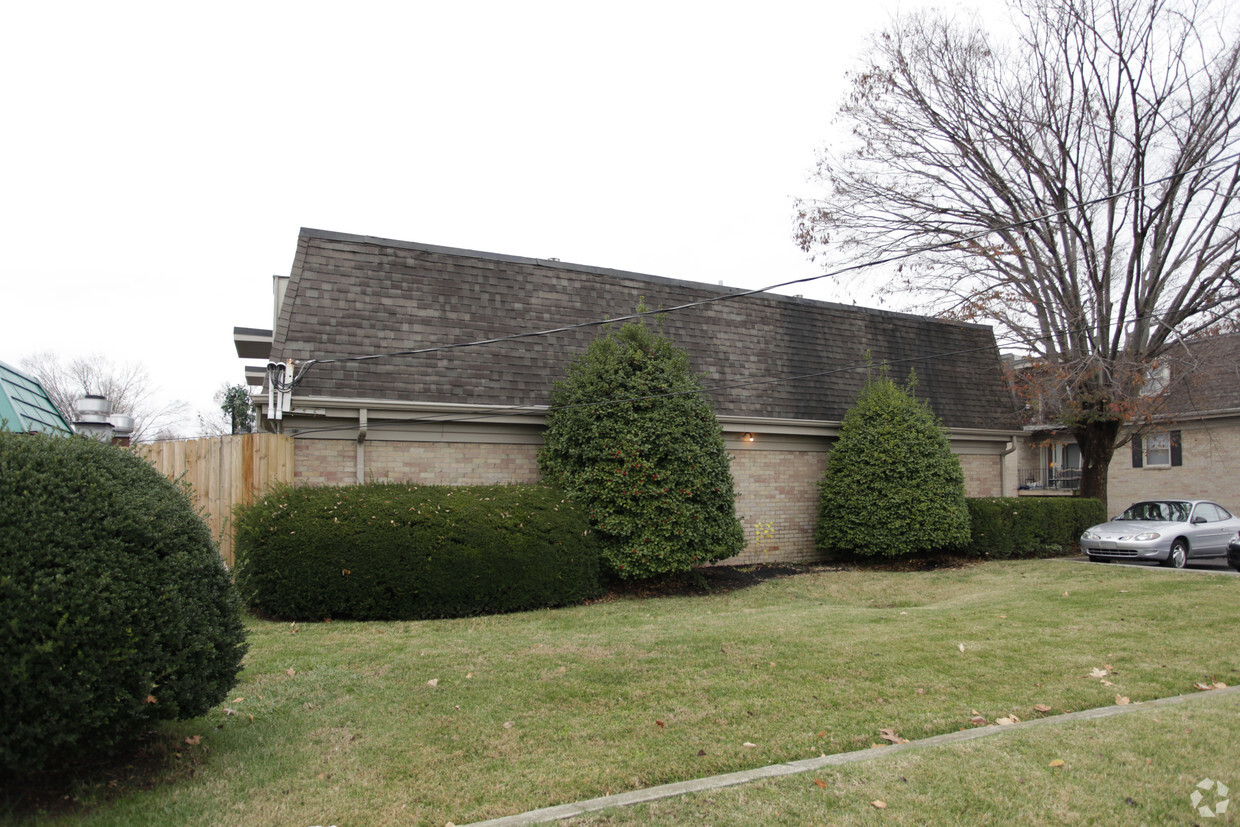 Foto del edificio - Poplar Manor Condominiums