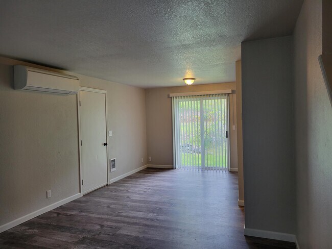 Building Photo - 1090 NE Hefley St