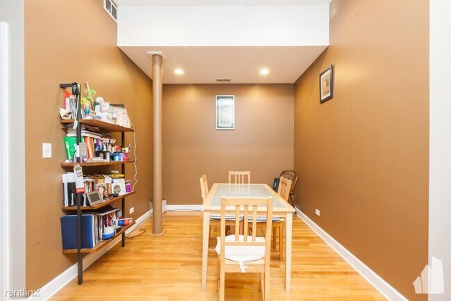 Building Photo - 1 br, 1 bath Condo - 705 N Milwaukee Ave