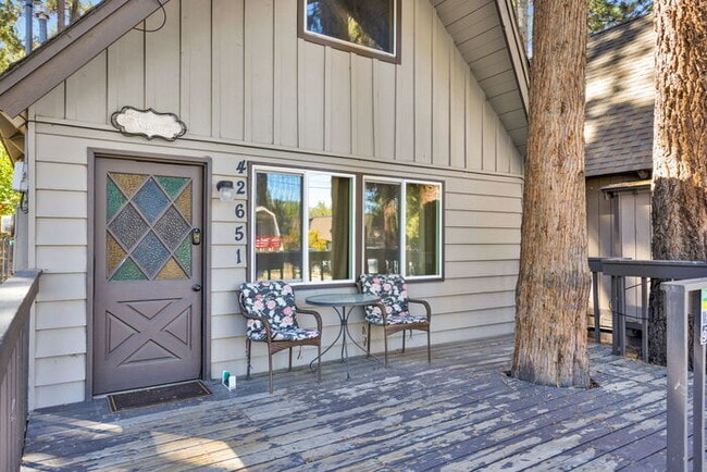Building Photo - Remodeled 2 Bed / 1 Bath Near Bear Mountain & Golf Course