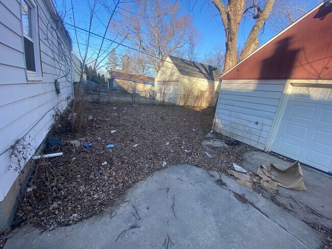 Building Photo - 3BR SINGLE FAMILY HOME, FULL BASEMENT, GREAT YARD, PARKING, GARAGE