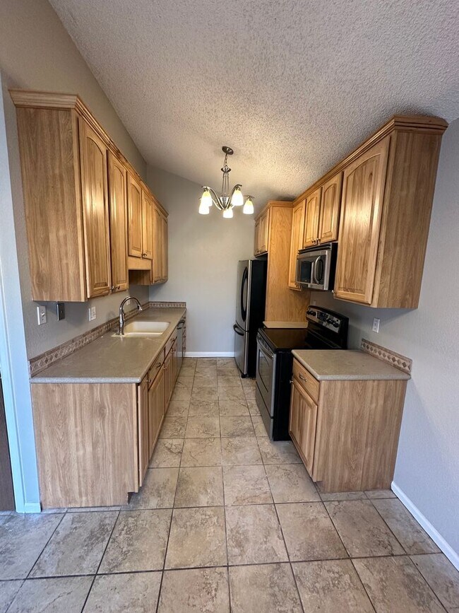 Foto del edificio - 2 BEDROOM, 1 BATHROOM, TOWNHOME IN THE AVE...