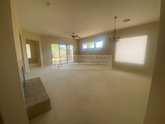 Building Photo - Beautiful 2 bedroom 2 bath with den in gat...