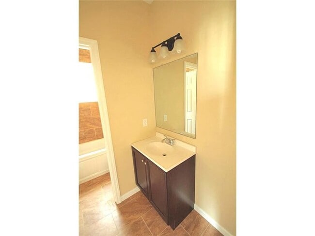 Master bath with added privacy - 2528 Palmyra