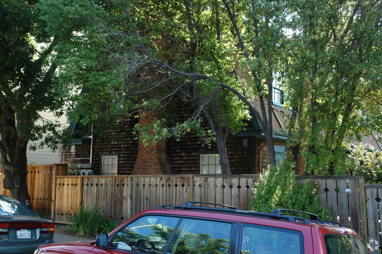 Primary Photo - 3900 Cerrito Ave