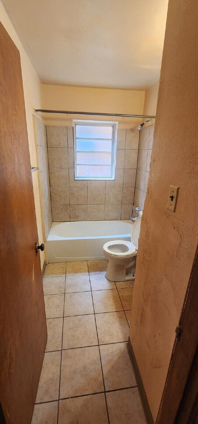 Foto del edificio - ** MOVE-IN SPECIAL. Half Off 1st Months Rent** 1 5 a Half-Bedroom Apartment with Bonus Room & Ref...