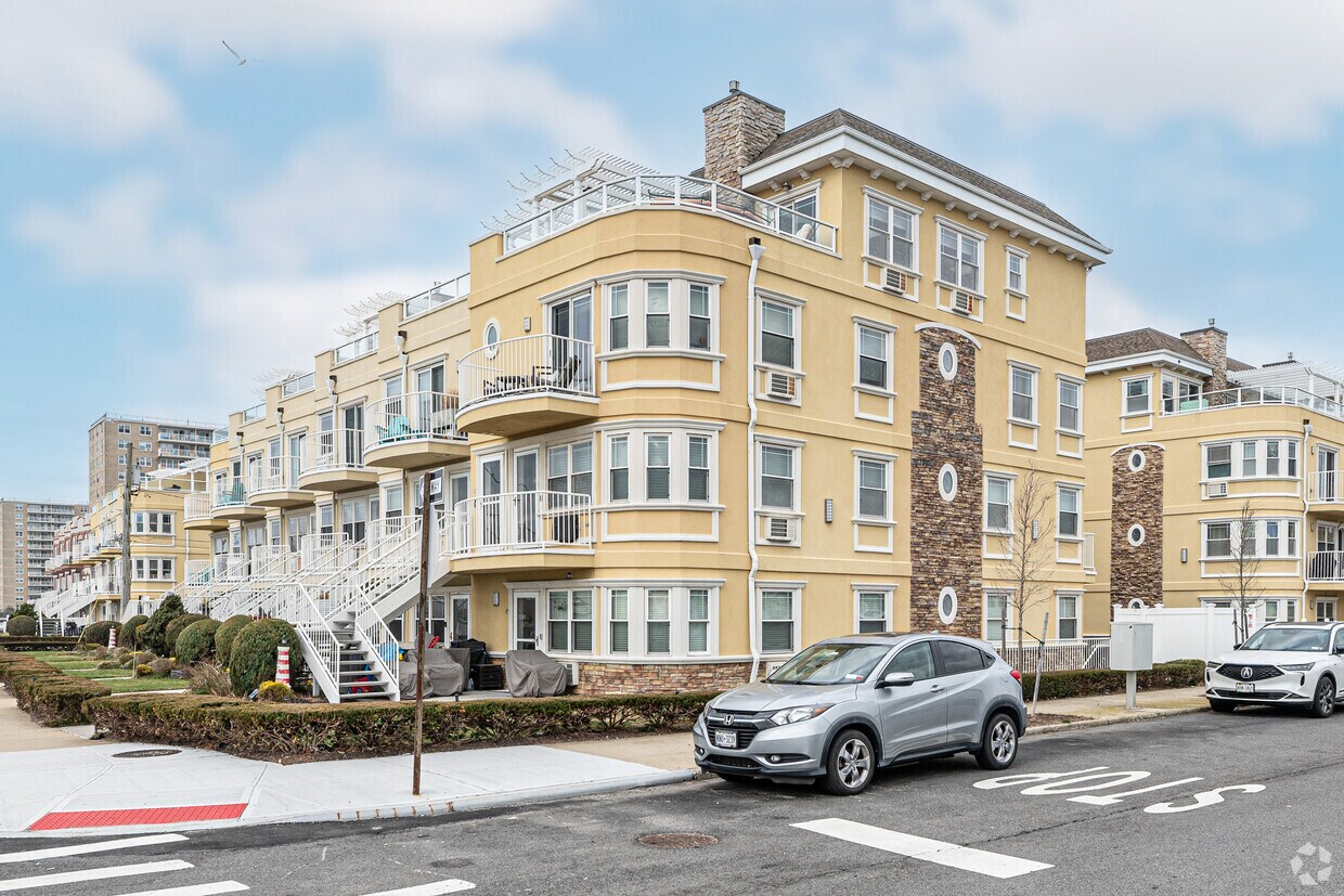 1000410014 Shore Front Pky, Rockaway Park, NY 11694 Apartments in