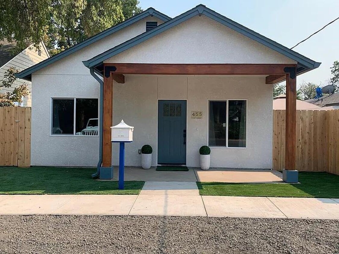 Primary Photo - Great family home