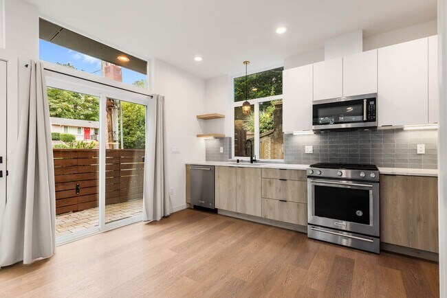 Foto del edificio - 2BR + Den Townhouse with Rooftop Deck