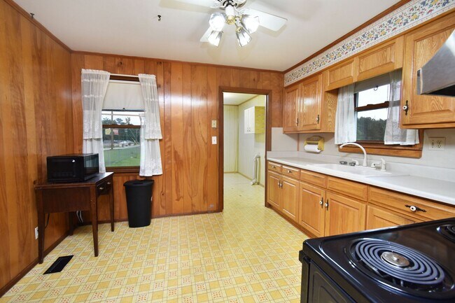 Foto del edificio - Charming 3 Bedroom, 2 Bath Home with Fence...