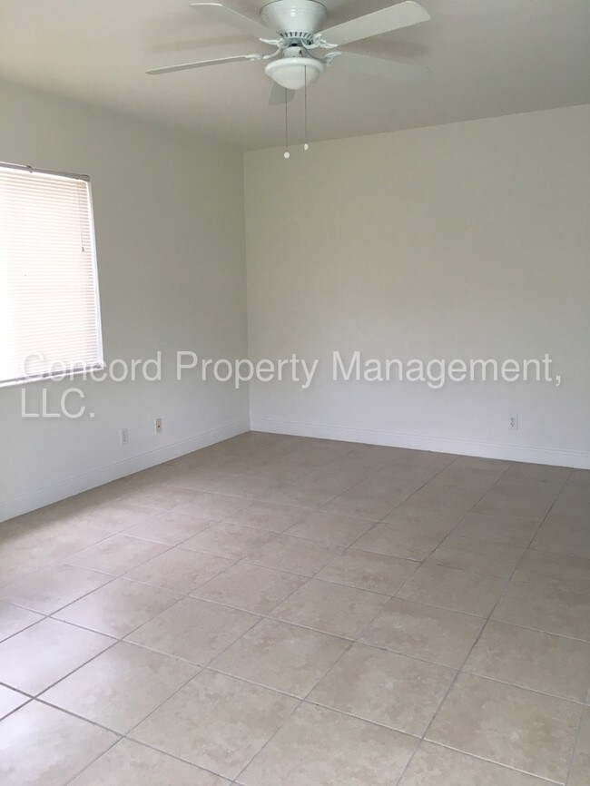 Building Photo - Nice 1 bedroom Corner Apartment (IP)