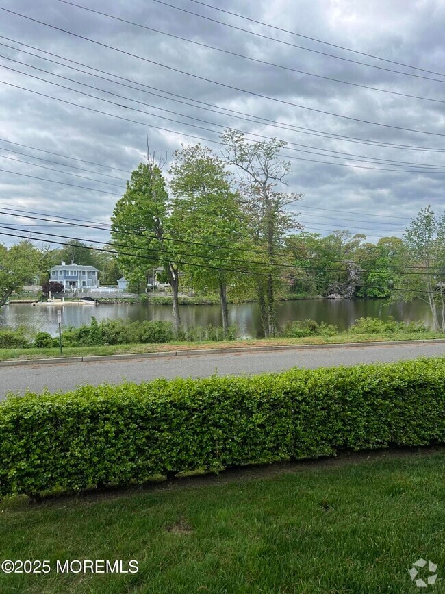 Building Photo - 312 Lake Dr