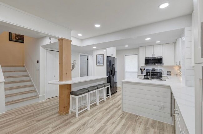Building Photo - 735 Sandpiper Pl