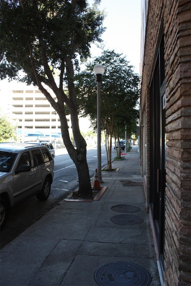 Building Photo - 425 Schatzell St