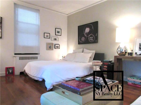 Foto del edificio - 230 W 4TH St