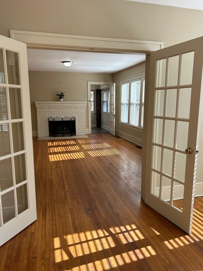 Building Photo - Central - Beautifully Restored and Updated Apartment