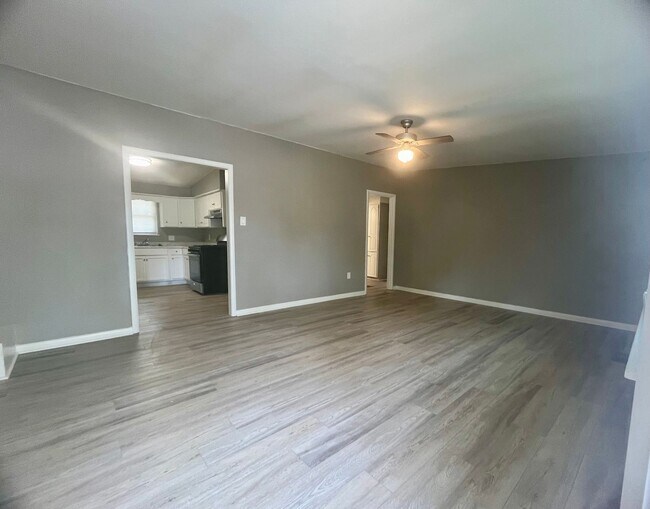 Foto del edificio - Spacious 4 bedroom 2 bath house