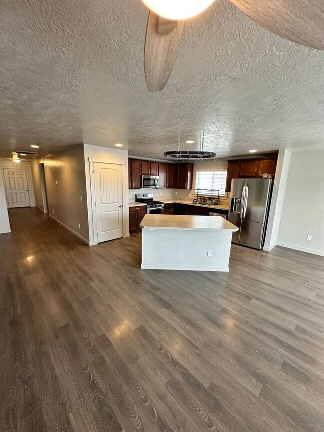 Foto del edificio - 3 Bedrooms, 2 bathrooms, 2 car garage with Fenced in Backyard built in 2018