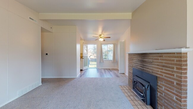 Foto del edificio - SeaTac rambler home -3 bedroom 1 bath with carport.  Fenced yard!!!  Available March 1st, 2026!