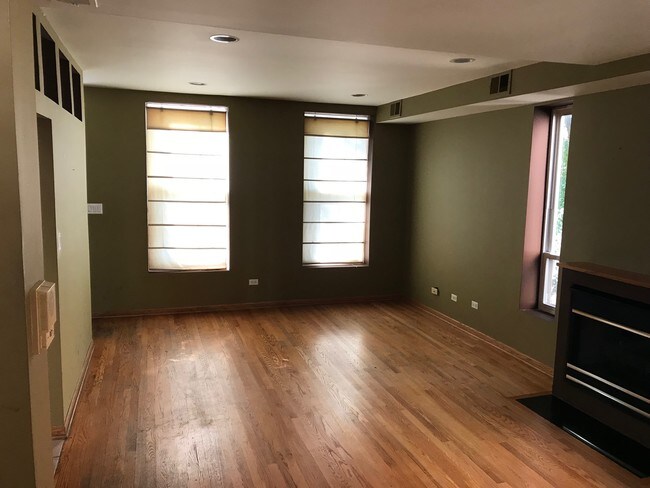 Primer Espacio de estar de piso - 2323 N Lister Ave