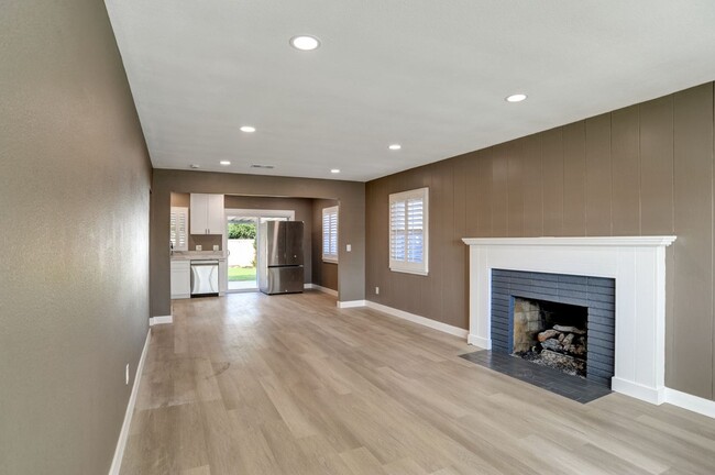 Building Photo - 1109 N Holmar Ave