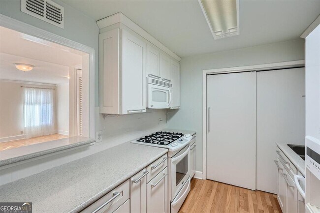 Building Photo - 596 Emory Oaks Way