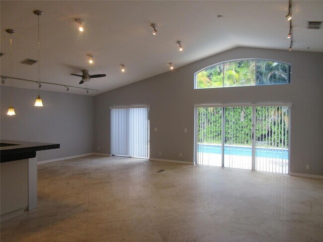 Foto del edificio - 4955 SW 35th Terrace