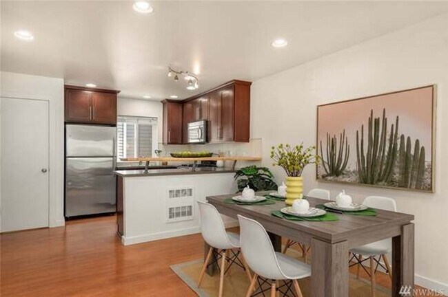 Foto del edificio - Modern 3 Bed 3 Bath Townhome Available