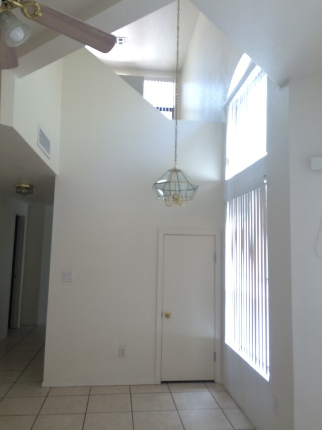 Foto del edificio - 3 bedroom 2 bath Townhouse with loft in Ch...