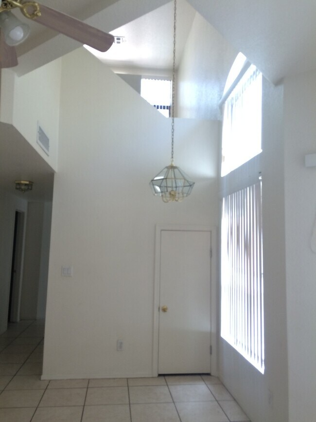 Building Photo - Under Market Rate! 3 bedroom 2 bath Townho...