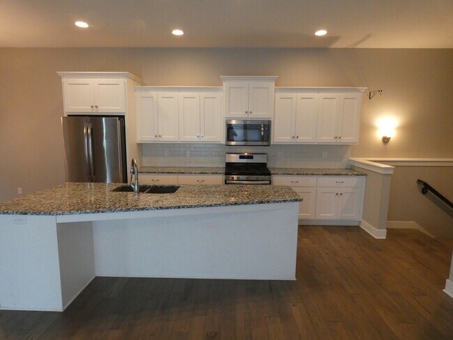 Building Photo - Luxurious Town Home