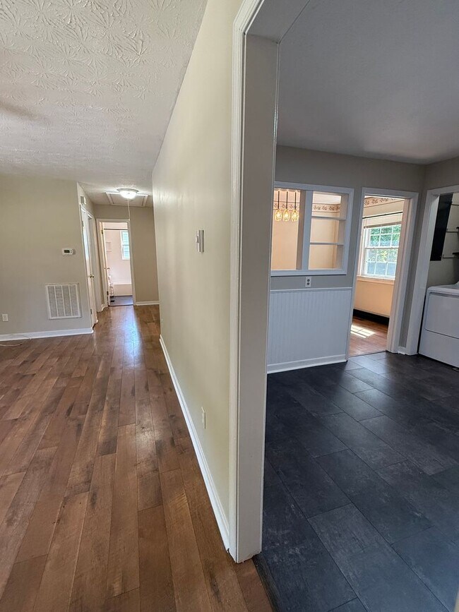 Foto del edificio - 2 Bedroom 1 Bath Rancher with Incredible Yard & Bonus Spaces