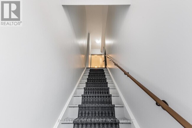 Building Photo - 669 St Clair Ave W