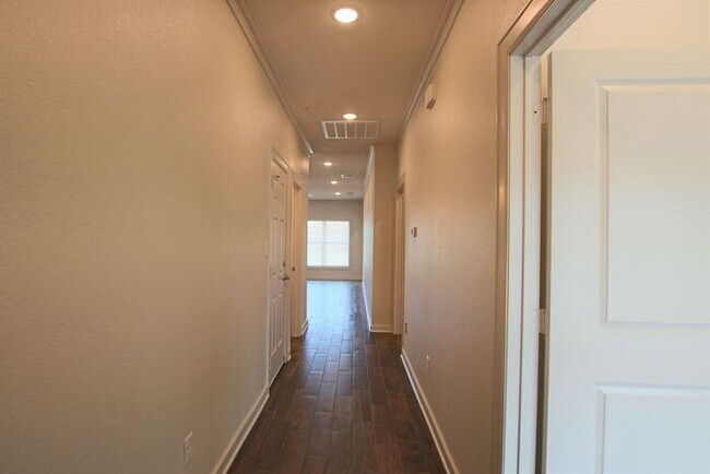 Building Photo - Luxury 3 Bedroom 2 Bath Townhomes in Bulla...