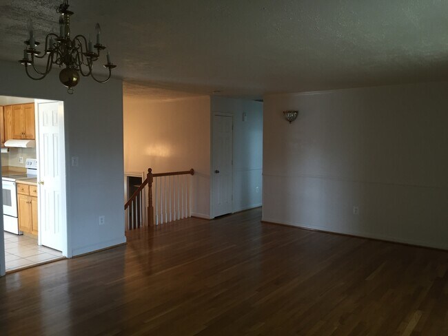 Building Photo - 4 BEDROOM, 3 FULL BATH SINGLE FAMILY HOME ...