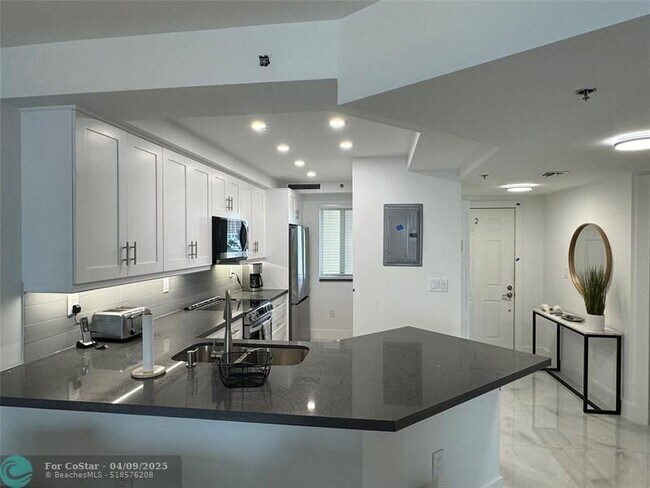 Foto del edificio - 18260 N Bay Rd