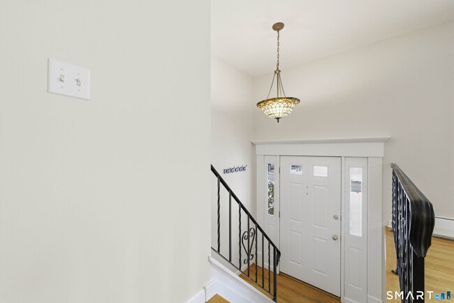 Building Photo - 10 College St