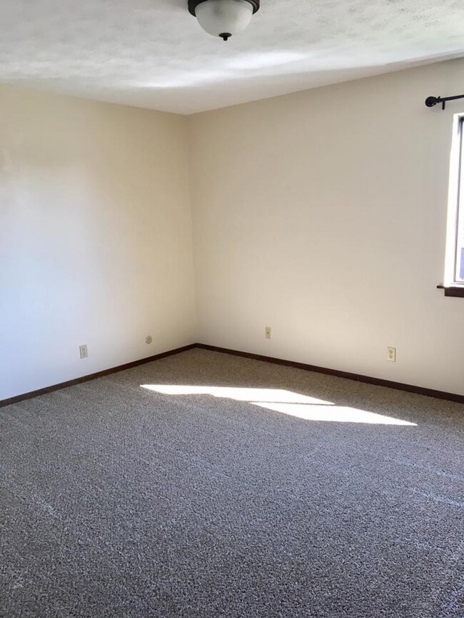 Building Photo - 3021 W Stolley Park Rd