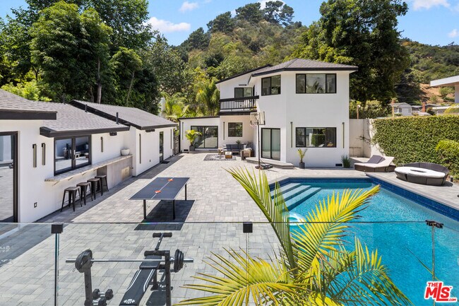 Foto del edificio - 1750 N Beverly Glen Blvd