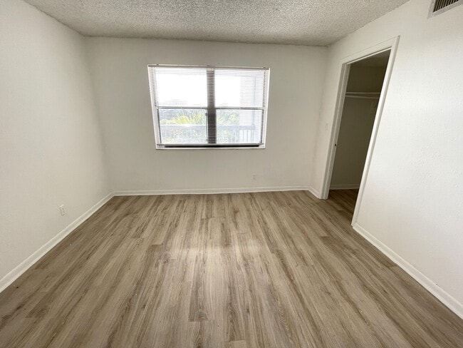 Foto del edificio - 2050 N Congress Ave