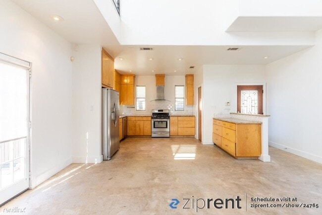 Building Photo - 3 br, 2.5 bath House - 2415 East 8th Stree...