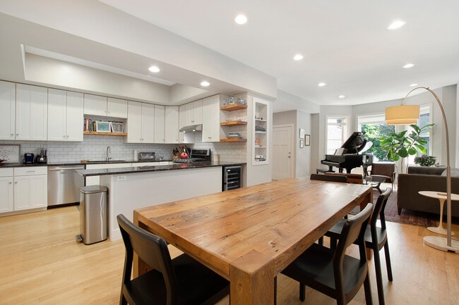 Building Photo - 4532 N Damen Ave