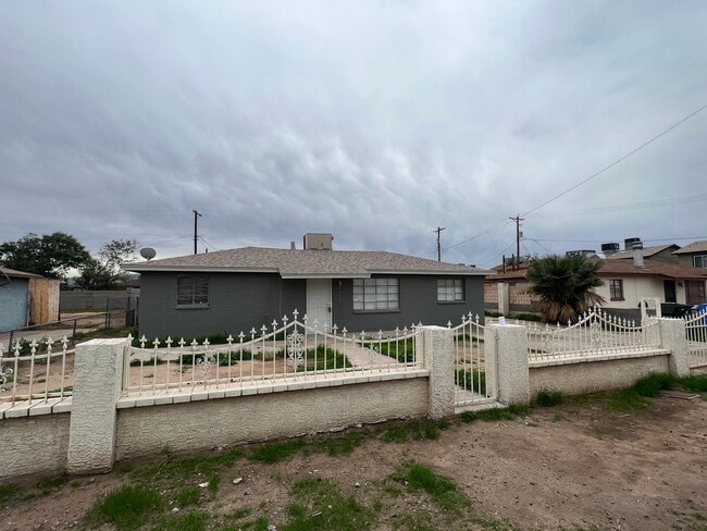 Foto del edificio - 2233 E Wood St
