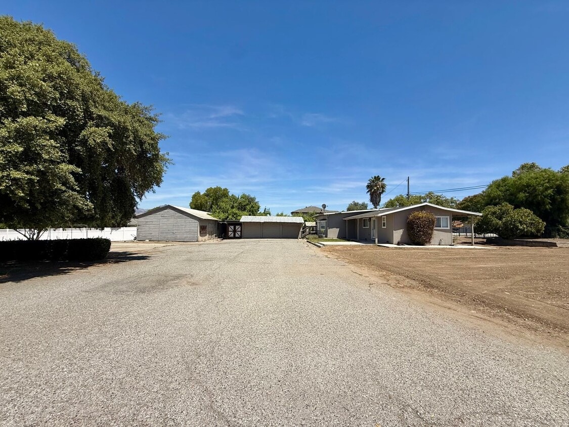 Building Photo - 1630 Hillcrest Rd