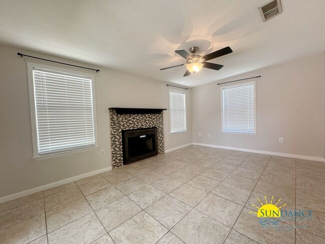 Building Photo - Charming Updated Home Minutes from Hurlbur...