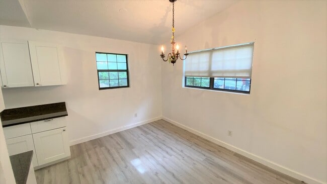 Building Photo - Updated 3/2 w/ Stainless Steel Appliances,...